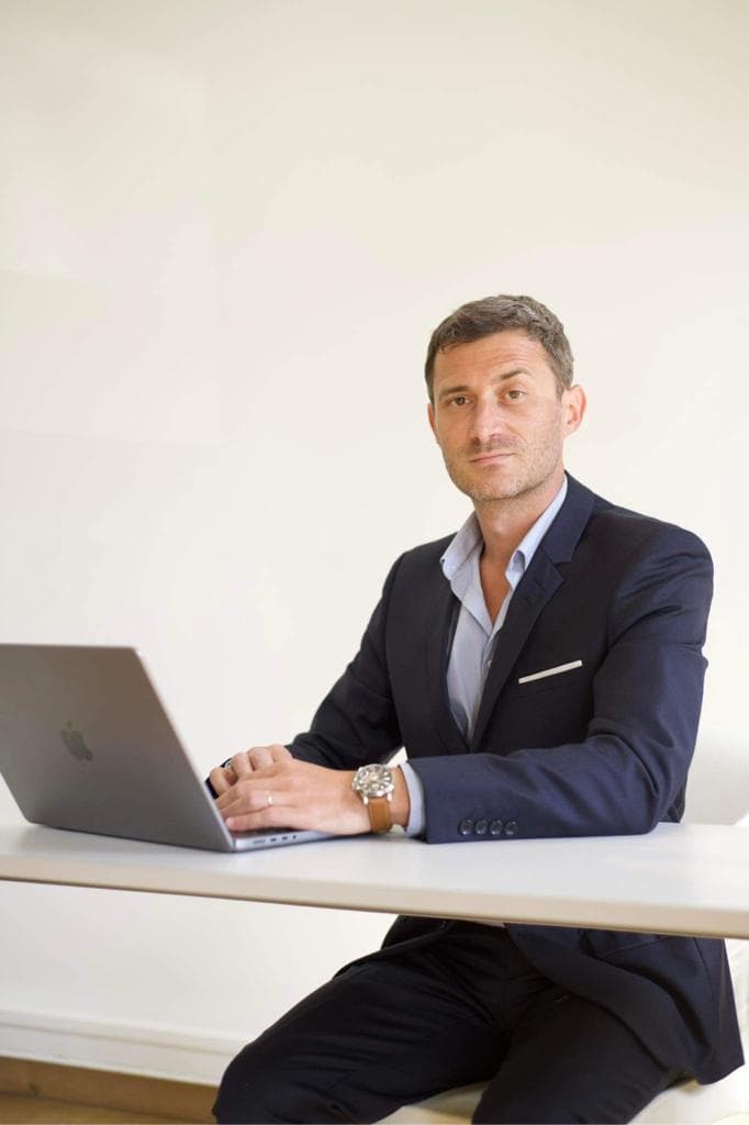 Thomas Ouin, fondateur d'OT-RH Consulting, dans son bureau